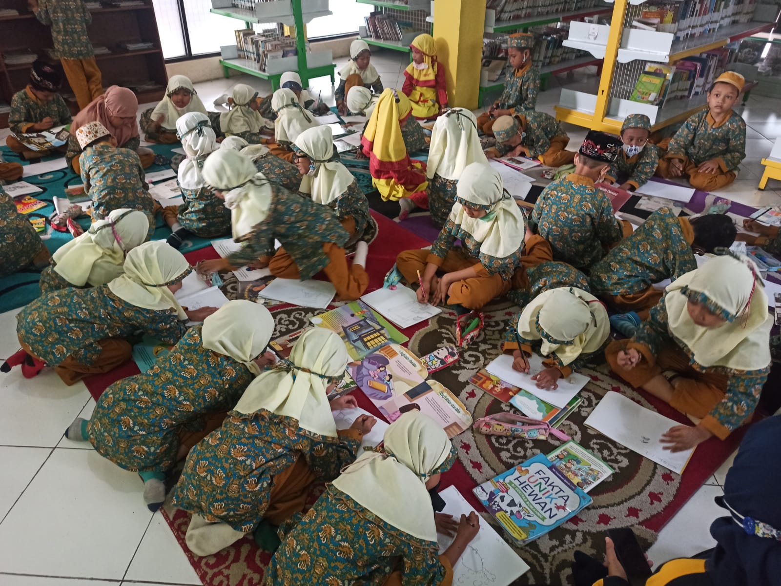 Kunjungan TK Perwaninda Pandaan Kelas Menggambar di Perpustakaan Umum Pandaan Tanggal 15  juni 2022