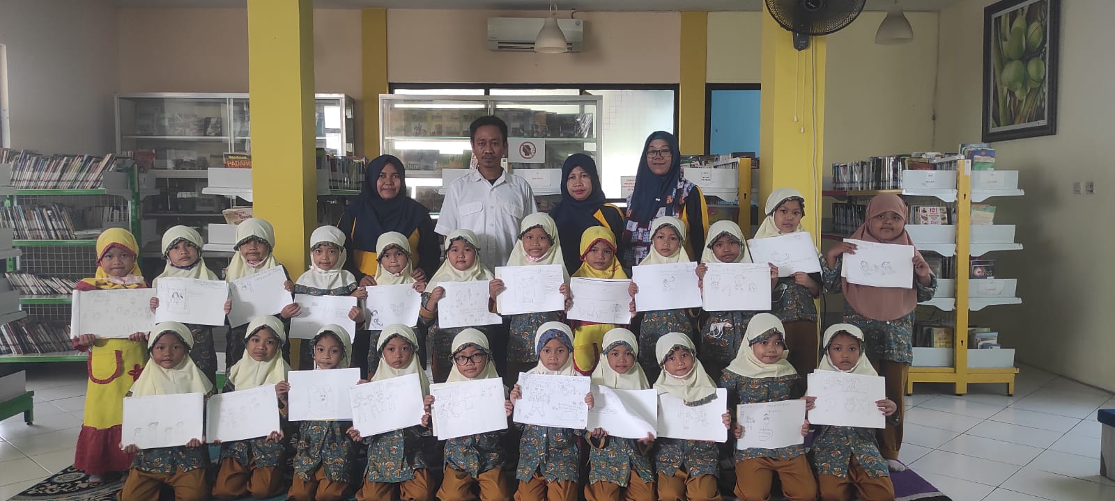 Kunjungan TK Perwaninda Pandaan Kelas Menggambar di Perpustakaan Umum Pandaan Tanggal 15  juni 2022