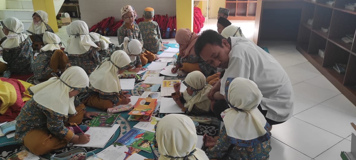 Kunjungan TK Perwaninda Pandaan Kelas Menggambar di Perpustakaan Umum Pandaan Tanggal 15  juni 2022